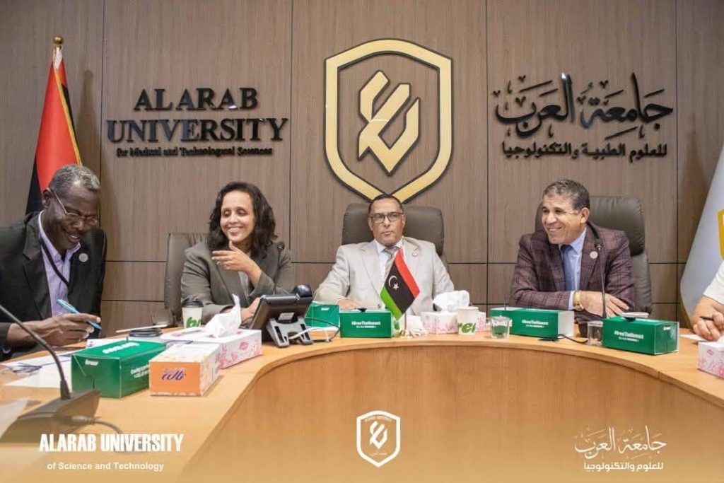 جامعة العرب تعزز الشراكة الأكاديمية والمجتمعية لتطوير التعليم الصيدلاني