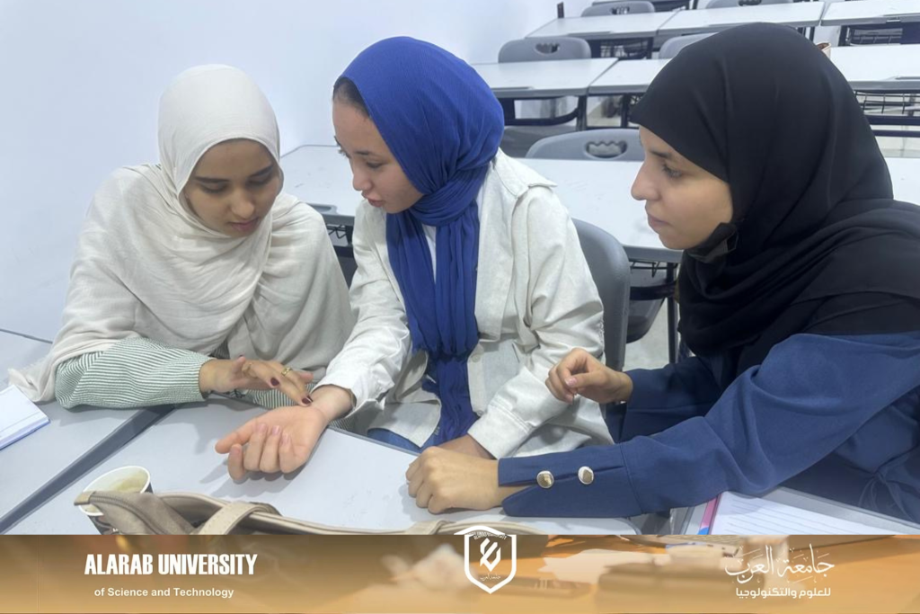 طلبة العلاج الطبيعي يطبقون قياس معدل ضربات القلب في مقرر علم وظائف الأعضاء (1)